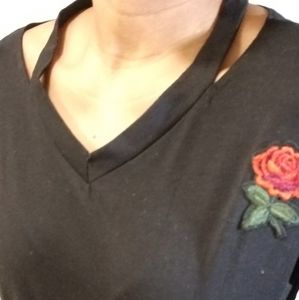 Cropped black t-shirt with rose embroidery